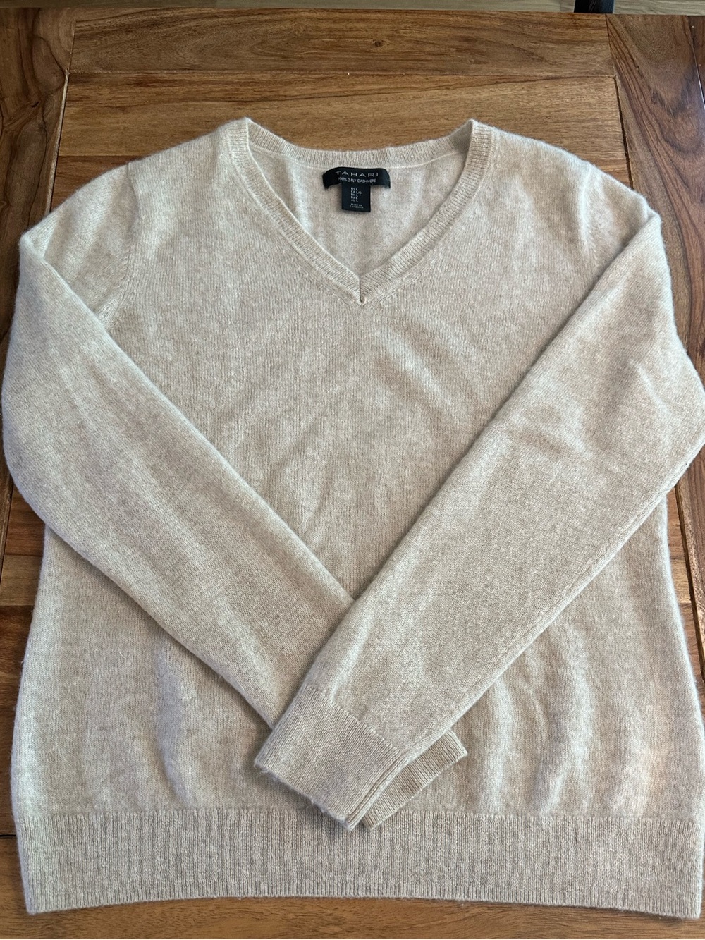 Tahari 100% cashmere Women’s Cream V-Neck Sweater - fits like medium